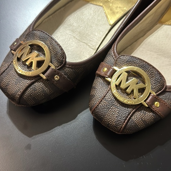Women’s size 9.5 M | Michael Kors | Brown flats with Gold Emblem - Picture 3 of 11